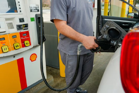 油价急速攀升,经济面临严峻考验;高位区间已现,需求萎缩风险上升。 股票财经