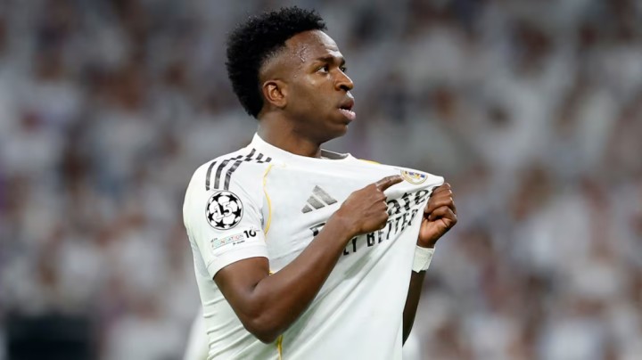  伯纳乌嘘声刺耳；维尼修斯低谷徘徊；涅槃时刻悄然降临 体育新闻