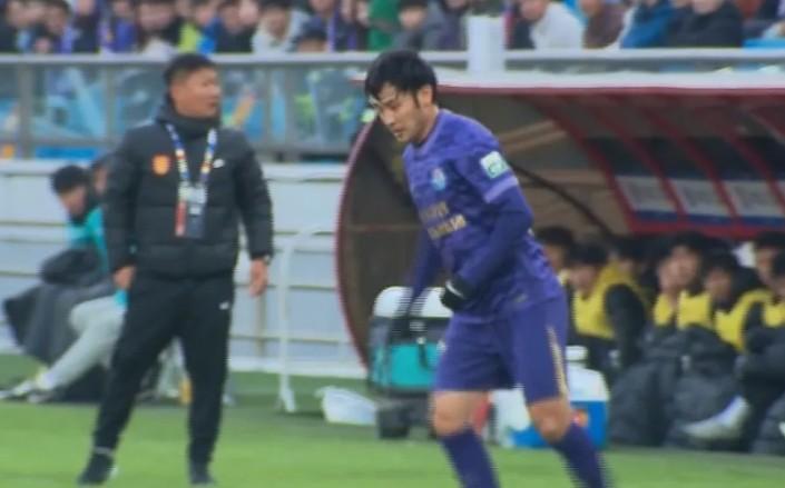  家乡情怀涌上心头，吴兴涵首秀虽平淡；未来可期，他誓要全力以赴。 体育新闻