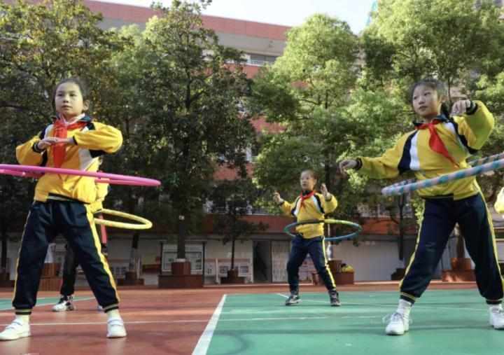 厉彦虎委员建言献策;低年级课间延长至半小时;显著改善儿童体态与活力。 教育招生