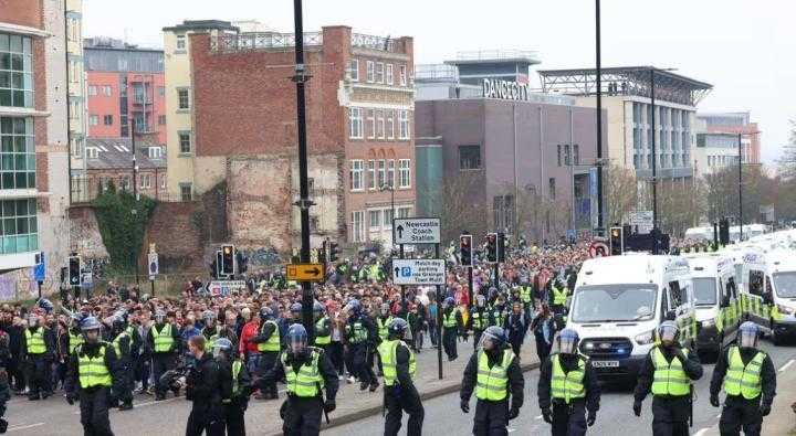 圣詹姆斯公园外逮捕行动启动;德比战中断处理歧视事件。 体育新闻