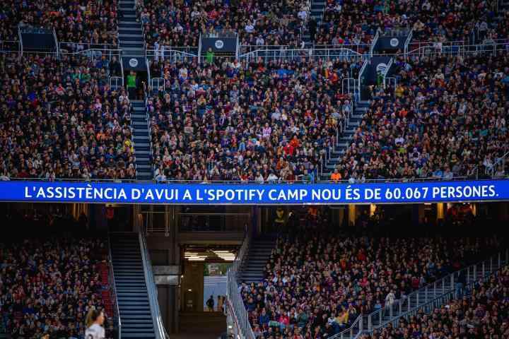  空间遮挡与视线重构：诺坎普球场运营优化方案深度解析 体育新闻